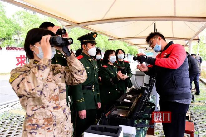 湖北武警官兵参观新型装备训练器材展览会(图3)