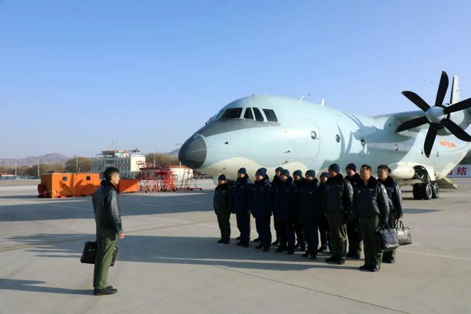 西部战区空军航空兵某旅节后飞行训练紧张展开(图5)